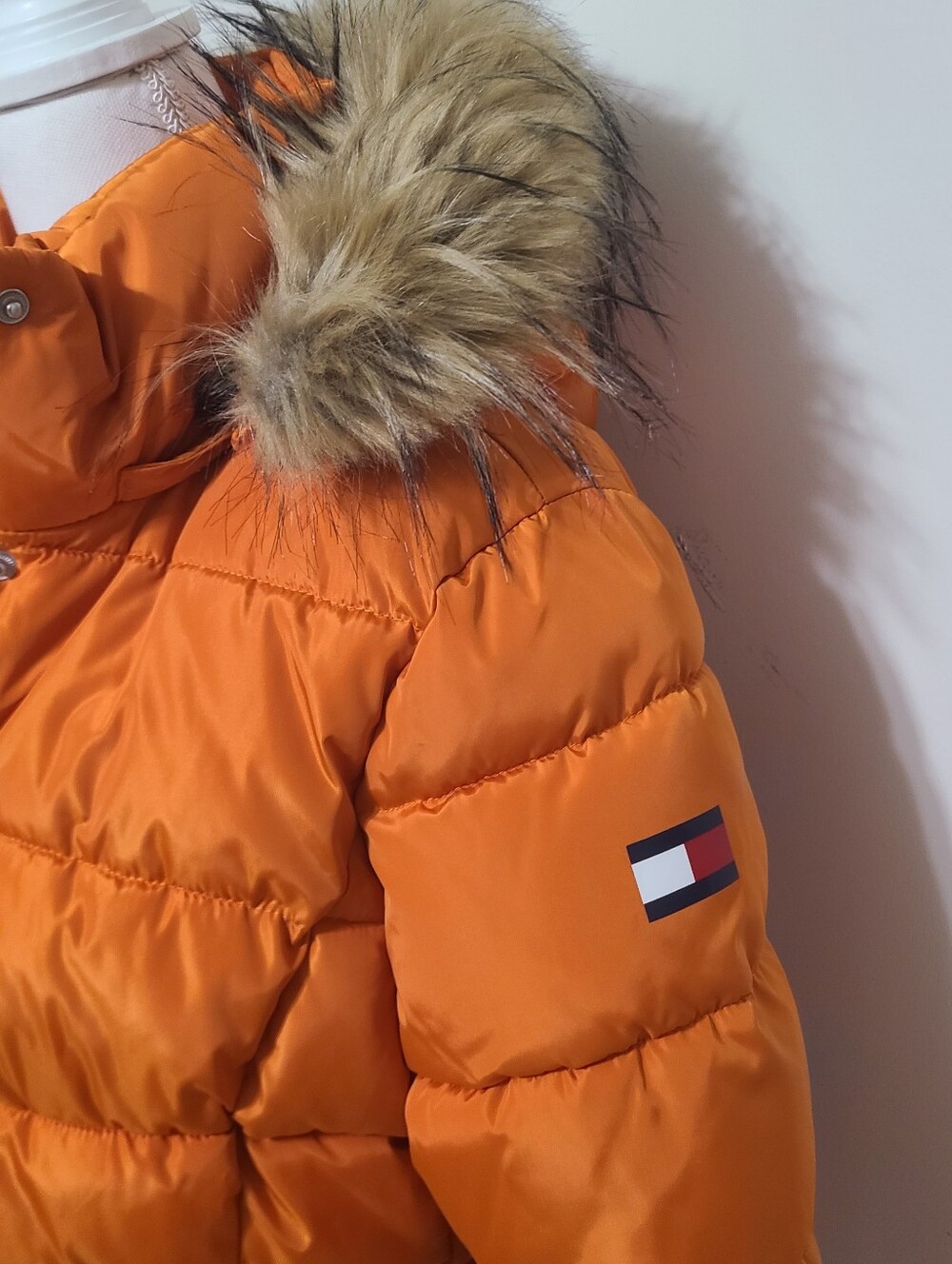 Tommy Hilfiger women's fitted orange puffer coat faux-fur trim hood medium